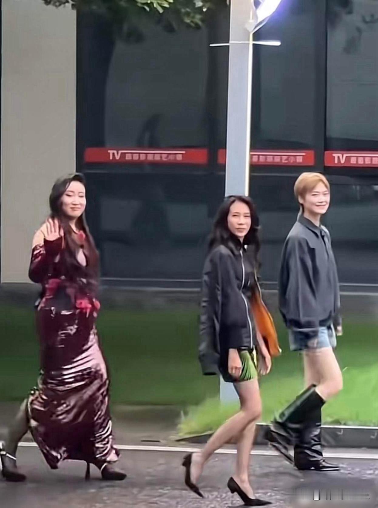 三个人走一块，莫文蔚个子最矮、年纪也最大，但身材比例反而是最好的那个。
