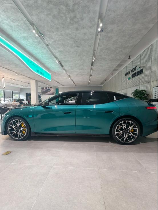 去店里看了眼领克10+实车，之前在网上看图片觉得它已经够帅了，见到真车才发现更有