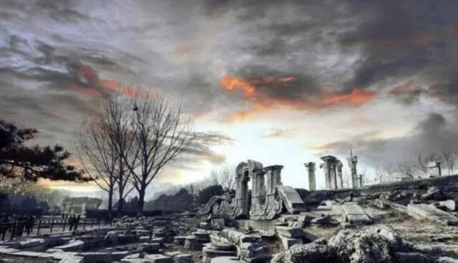 很多人一直都以为圆明园是八国联军烧的，其实不是，真正烧它的是1860年的英法联军