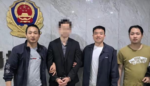太可恨了！湖南，82岁老人拎着170万现金去银行存款，柜员一打开傻眼了：全是练功