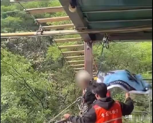女子秋千坠亡事发地瀑布落差168米唉！太让人心痛了！这到底该怪谁？公园工作人员一