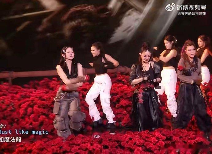 乌兰图雅英文唱跳乘风2026乌兰图雅英文唱跳真的杀疯了！带病上台还这么稳 