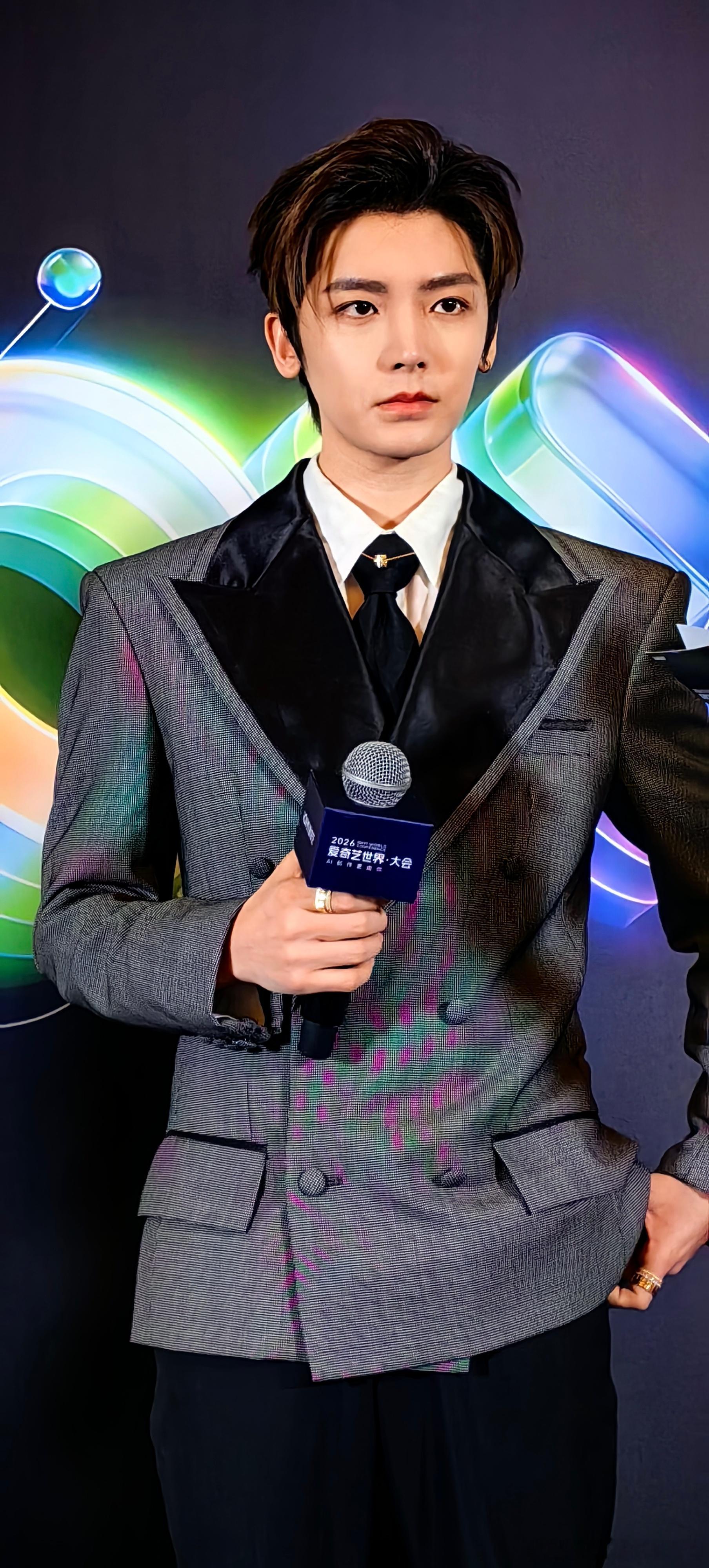 爱奇艺世界大会侯明昊生图 太帅了，我的侯。侯明昊 爱奇艺世界大会媒体间好热闹