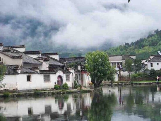 3月国内出游地推荐     1⃣️婺源,油菜花海；2⃣️南岳衡山,满山杜鹃花；3