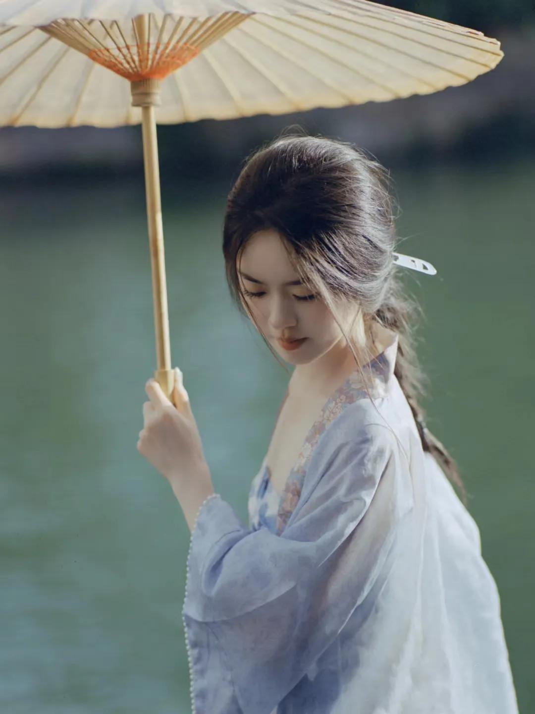 ——天青色等烟雨
   ——文/一小只嗑字的🕊️鸽子

雨在等你
等宣纸吸饱了