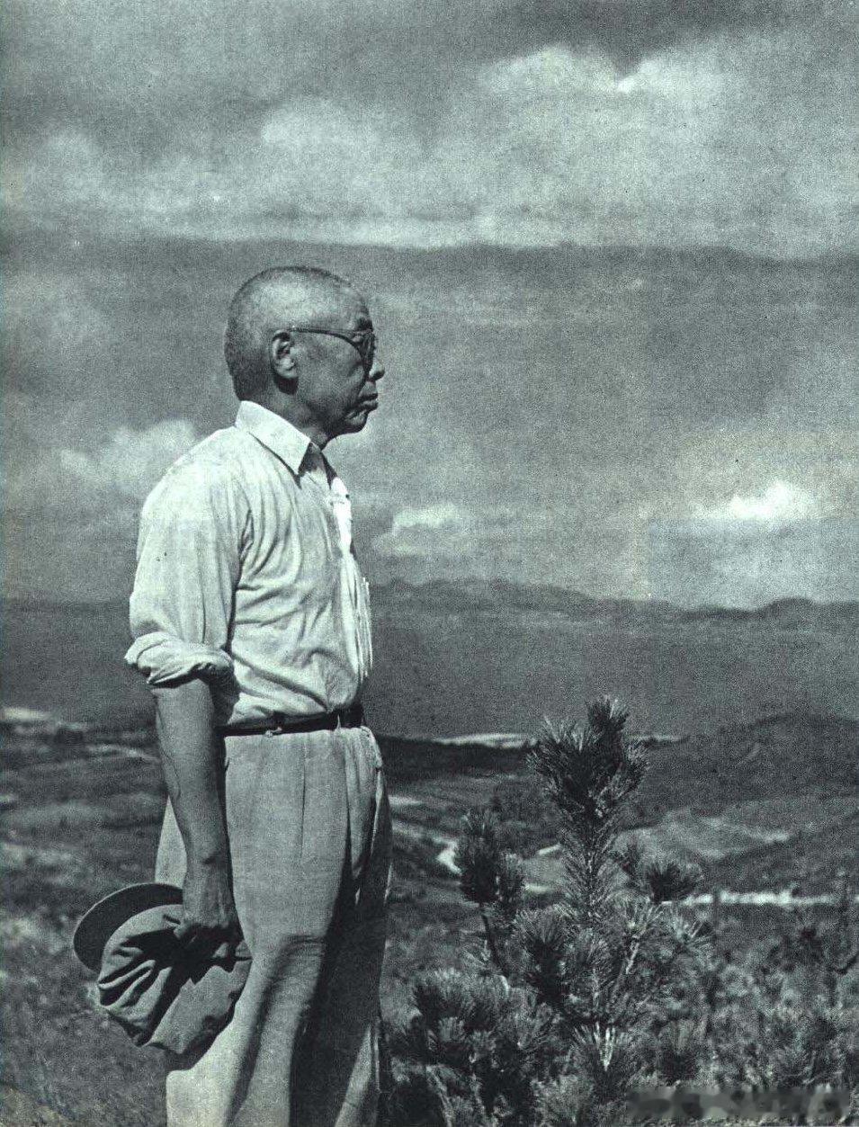 1964年1月人民画报，田汉在山东半岛甲午战争古战场收集有关史料，准备创作话剧《