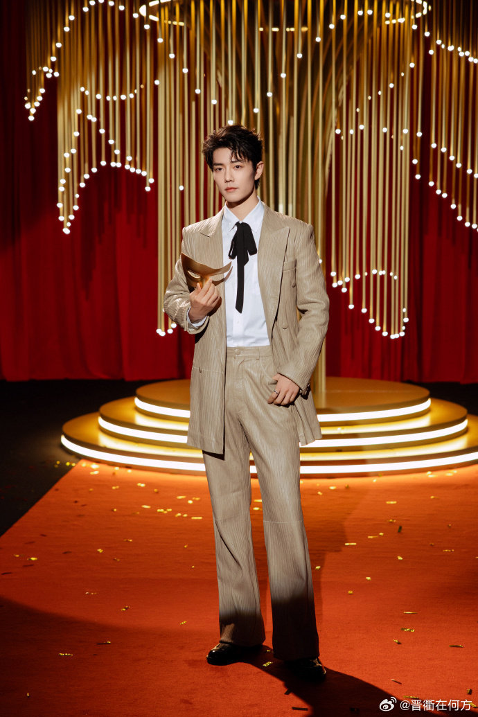 品质盛典金辉魅影大片 米色皮质纹理承载复古慵懒，绅士气度勾勒雅致氛围，他驻足含笑