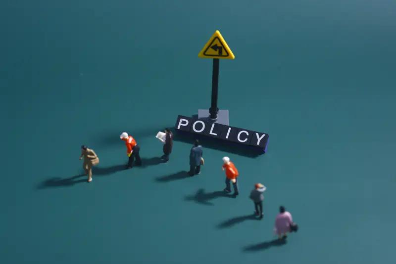 想让房价止跌回稳，得从多方面下手。
政策上得发力，政府可以出台一些利好政策，比如