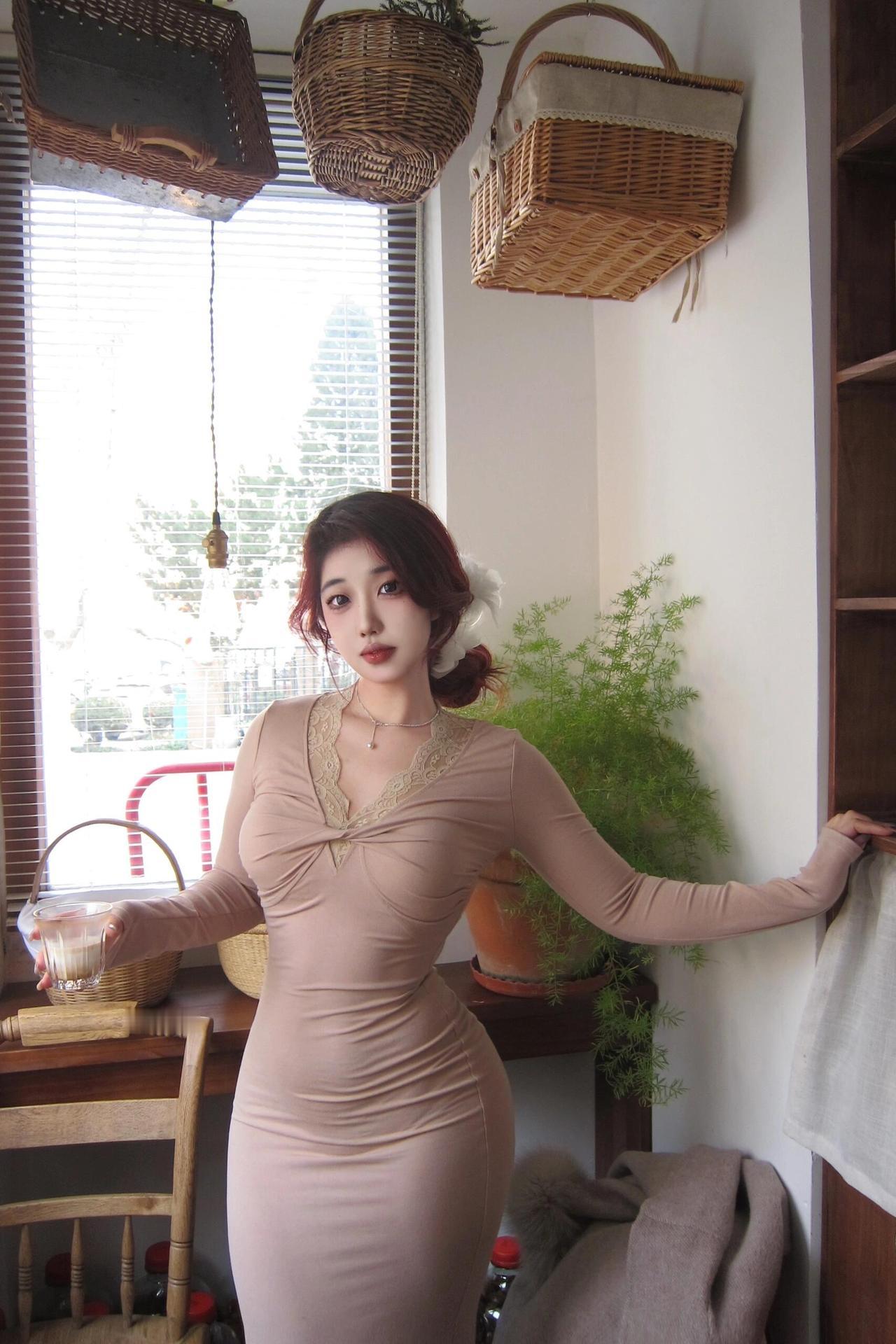 今天在窗边捕捉到一组温柔到骨子里的画面——
米色蕾丝长裙裹着松弛的优雅，发间白絮