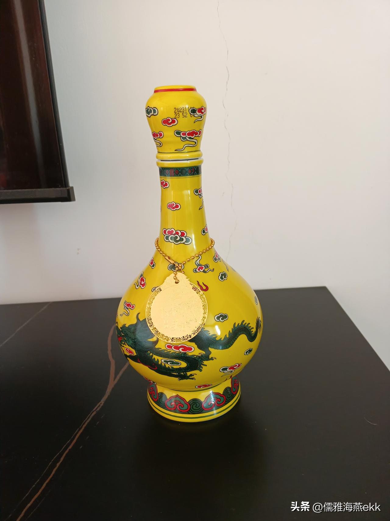 有没有像我一样，不识酒不喝酒却爱收集酒瓶的，没多大用，但就是纯粹的喜欢。

看这