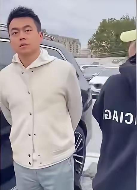 他带着别人产检，还用法律给私生子铺路。
自己天天帮人打离婚官司，自家却把婚姻当程