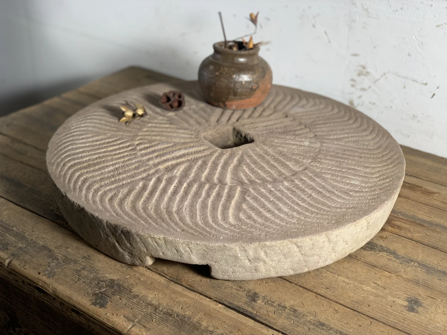 石茶台、风化红麻石；民宿茶室极简茶具摆件。