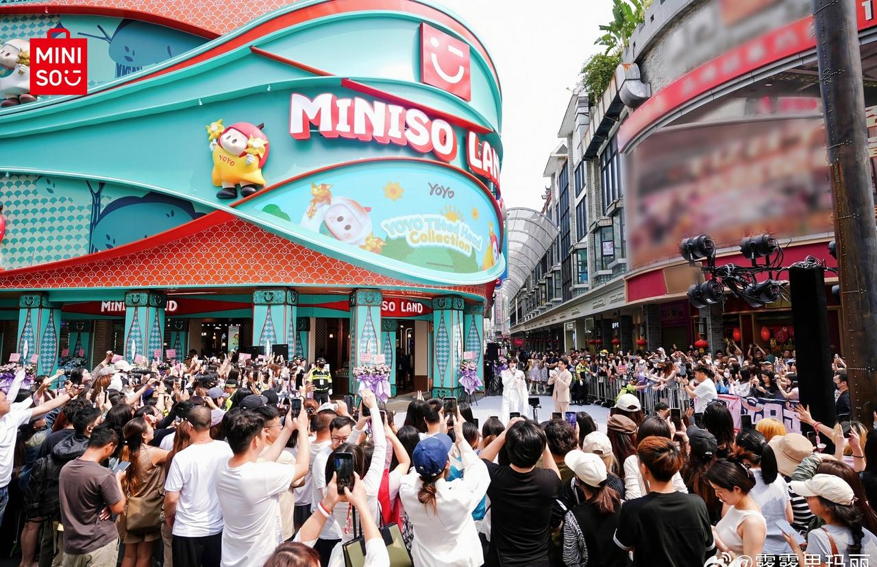 全深圳都在偶遇春日版黄朔黄朔的深圳之行氛围感拉满，在minisoland活动现场
