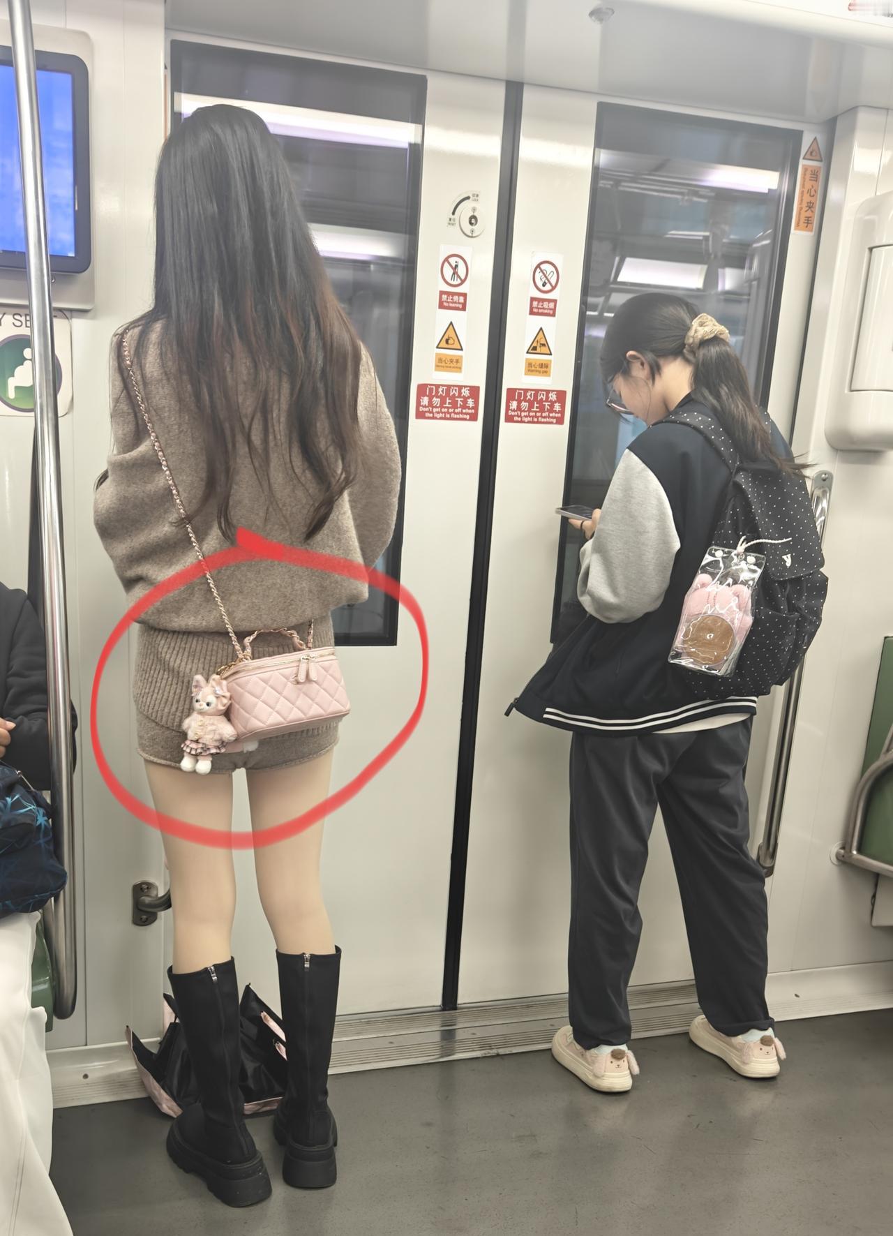 女孩子这里是什么❓
兔子吗？
玲娜贝儿吗？
现在不是流行拉布布吗？