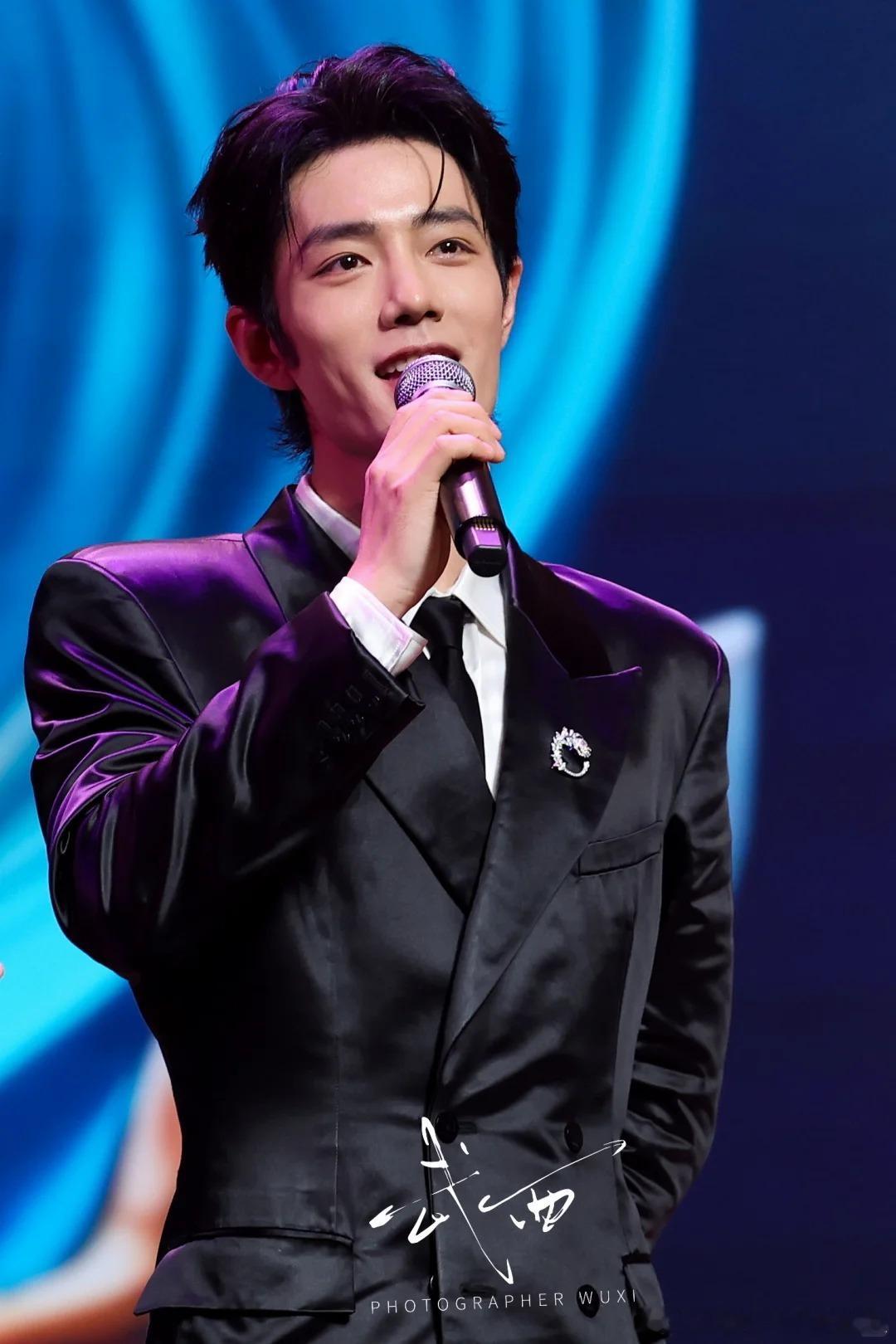 肖战曲面屏受害者 这曲面屏是懂整活的，把肖战脸拉得又窄又长，结果愣是拉出了韩剧男