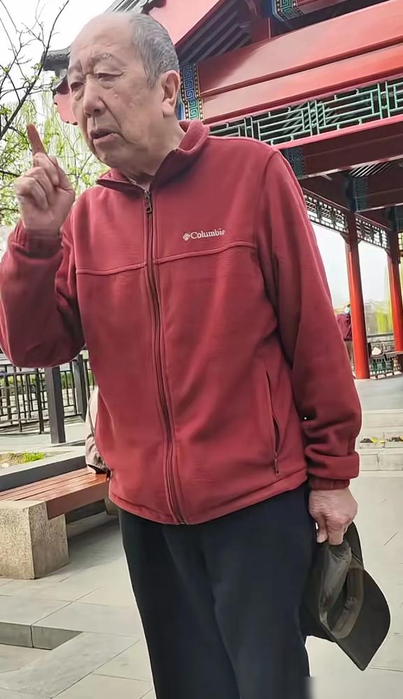 同一代老戏骨，路好像真不一样了。
90岁的雷恪生老爷子，被偶遇独自在公园遛弯。