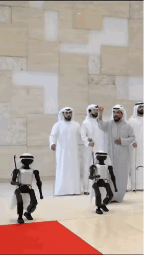 中东土豪们原来如此喜欢人形机器人，以前他们非常喜欢玩鹰，有了人形机器人之后，不知