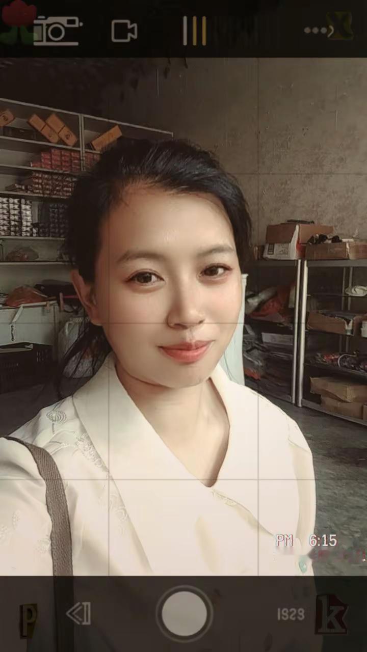 太热了，又把压在柜子多年的群子穿上