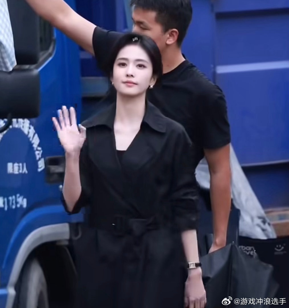 白鹿 完全妈妈清醒独立刻在角色骨子里，隐忍蛰伏只为等待时机，大女主质感拉满。 