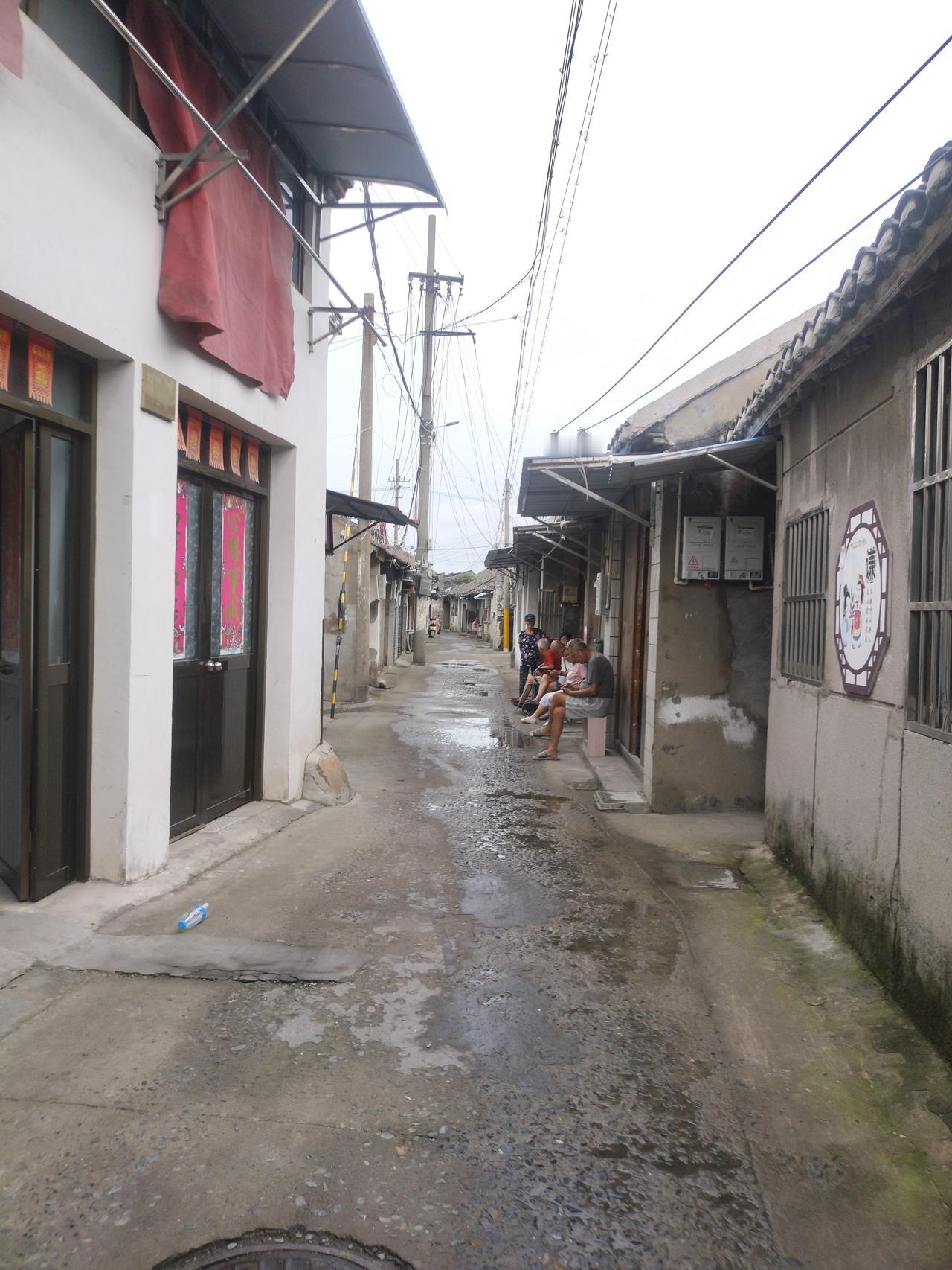 清晨的宝应，烟火温柔又治愈。街巷早点铺热气腾腾，街道干净整洁，河畔微风拂面。没有