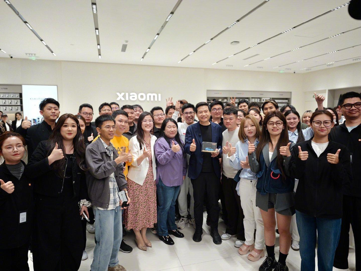 雷总真的太特种兵了！刚跑完1300公里极限续航测试，还能接着探店、聊细节，SU7