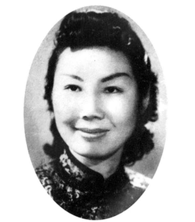 1982年，75岁的关露躺在病床上，中央派人给她宣读一份平反文件：“关露的历史已