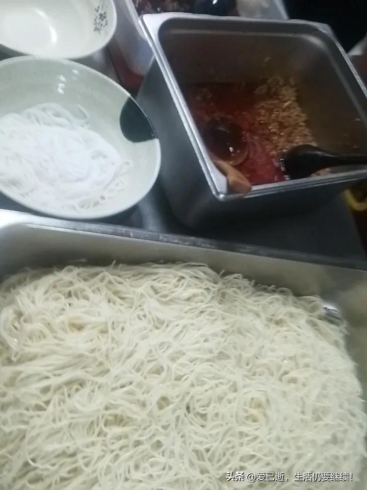 今天早上上班太轻闲了，到现在才卖了20碗米线面条，没事情做感觉太无聊了！上班中午