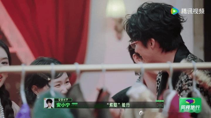 刘宇宁开推穿女装开始推理吧 刘宇宁的女装首秀献给了开推。紫色伴娘裙在他身上竟然有