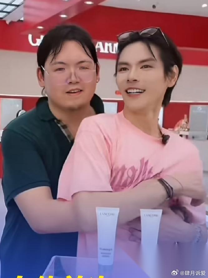 我有一种强烈的预感， 向佑之所以会和向佐直播， 不是因为哥哥采访时说爱他，而是因
