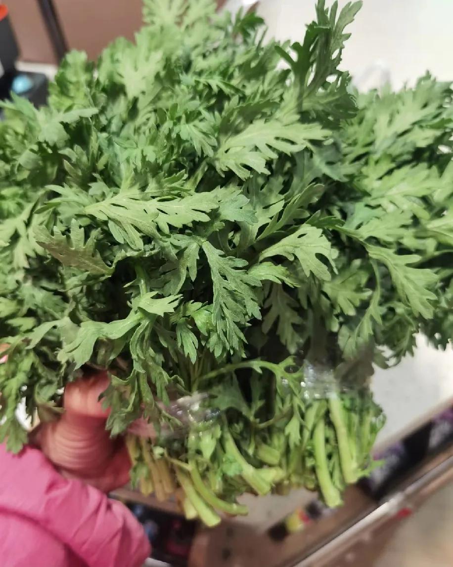 今天逛菜场差点以为自己带错了钱，手里这把茼蒿，又细又蔫，杆儿都打弯了，摊主张嘴就