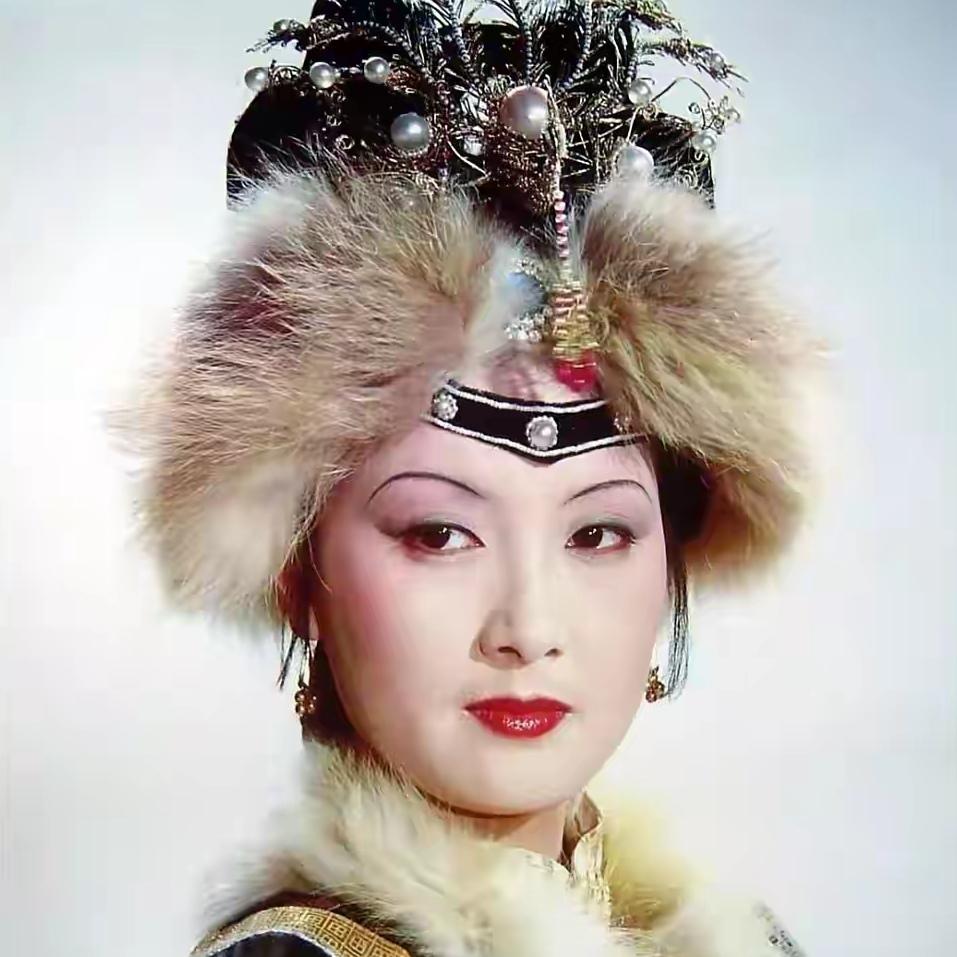 说起邓婕，谁不马上想到《红楼梦》里那个精明泼辣的王熙凤？可谁能想到，荧幕上风光无