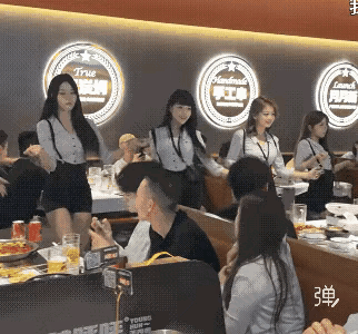 餐饮行业也是越来越卷了，没点儿好节目，这场子都热不起来