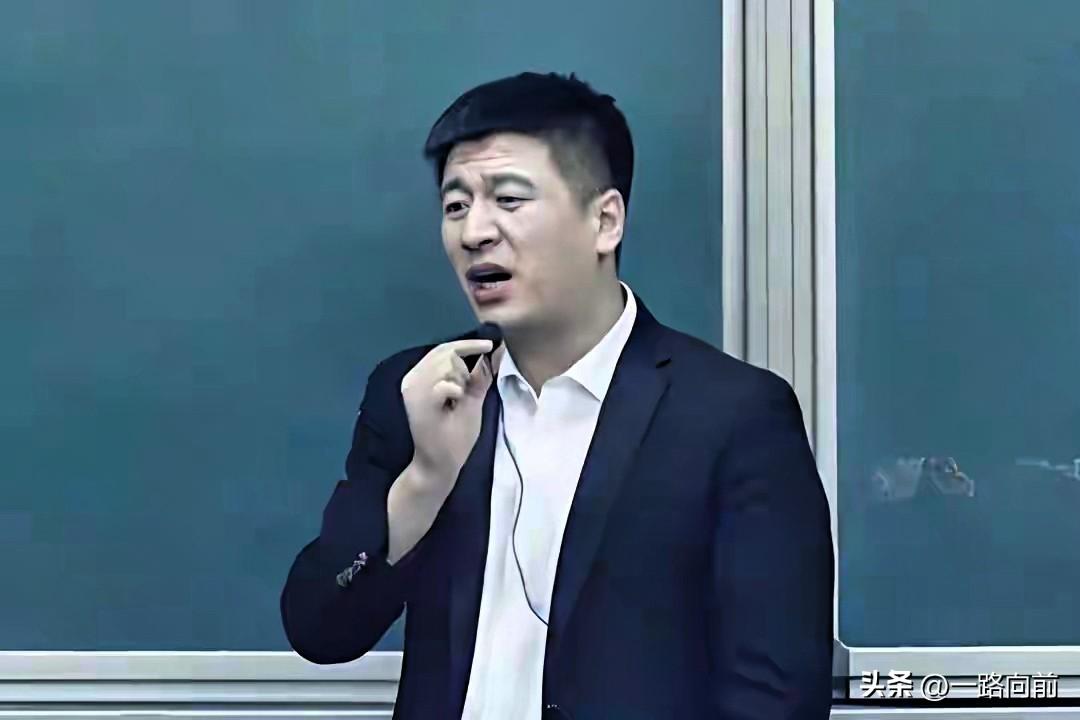 一夜之间，全网都在悼念张雪峰。41岁突发心源性猝死，那个为千万家庭指点方向的人，