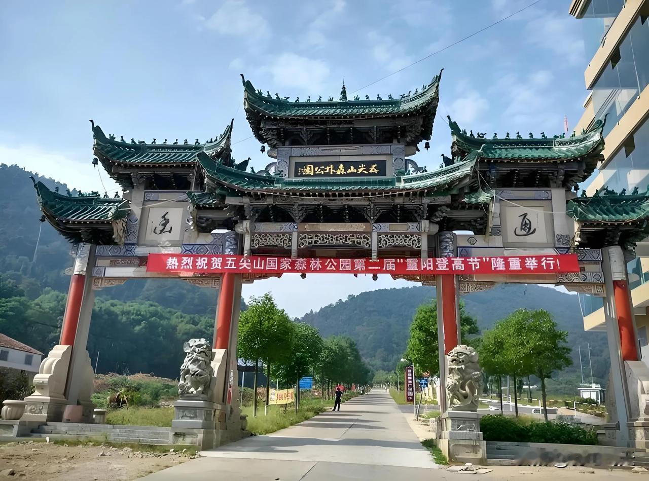 五律：登五尖山
久慕巴陵美，攀登五指尖。
麻姑窥雾鬓，鹰嘴瞰云田。
一镜湖光艳，