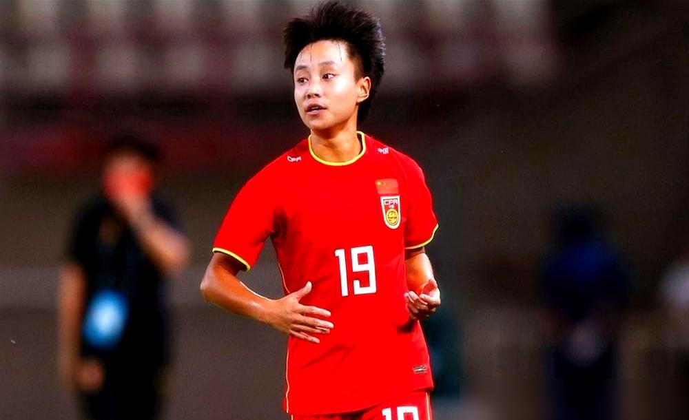 1米54的个头，在欧洲那群高头大马里玩命穿插，有人说张琳艳身价千万，其实那是对她