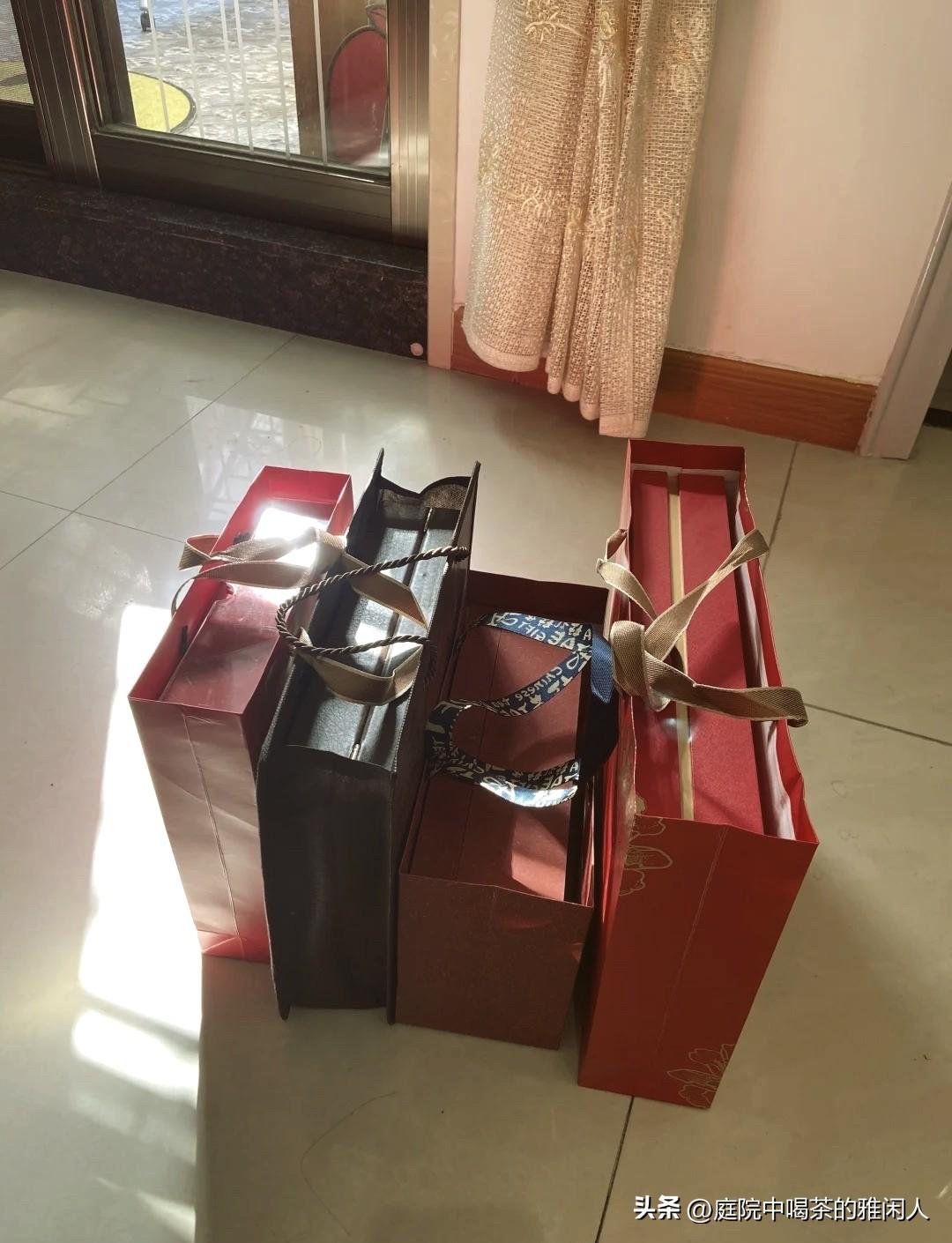 我女儿跟她男朋友谈了一年多，感情一直挺稳定的，昨天第一次上门见男方爸妈。

我女