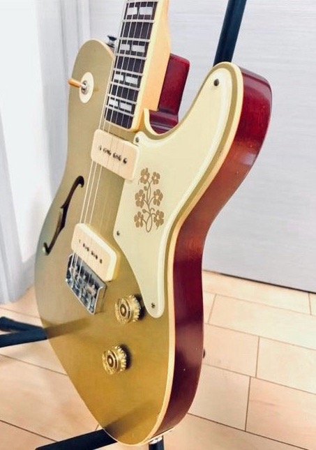 冲了把手工琴，结合了 LP 和 Tele 的音色，还有点老 ES295 的味道，