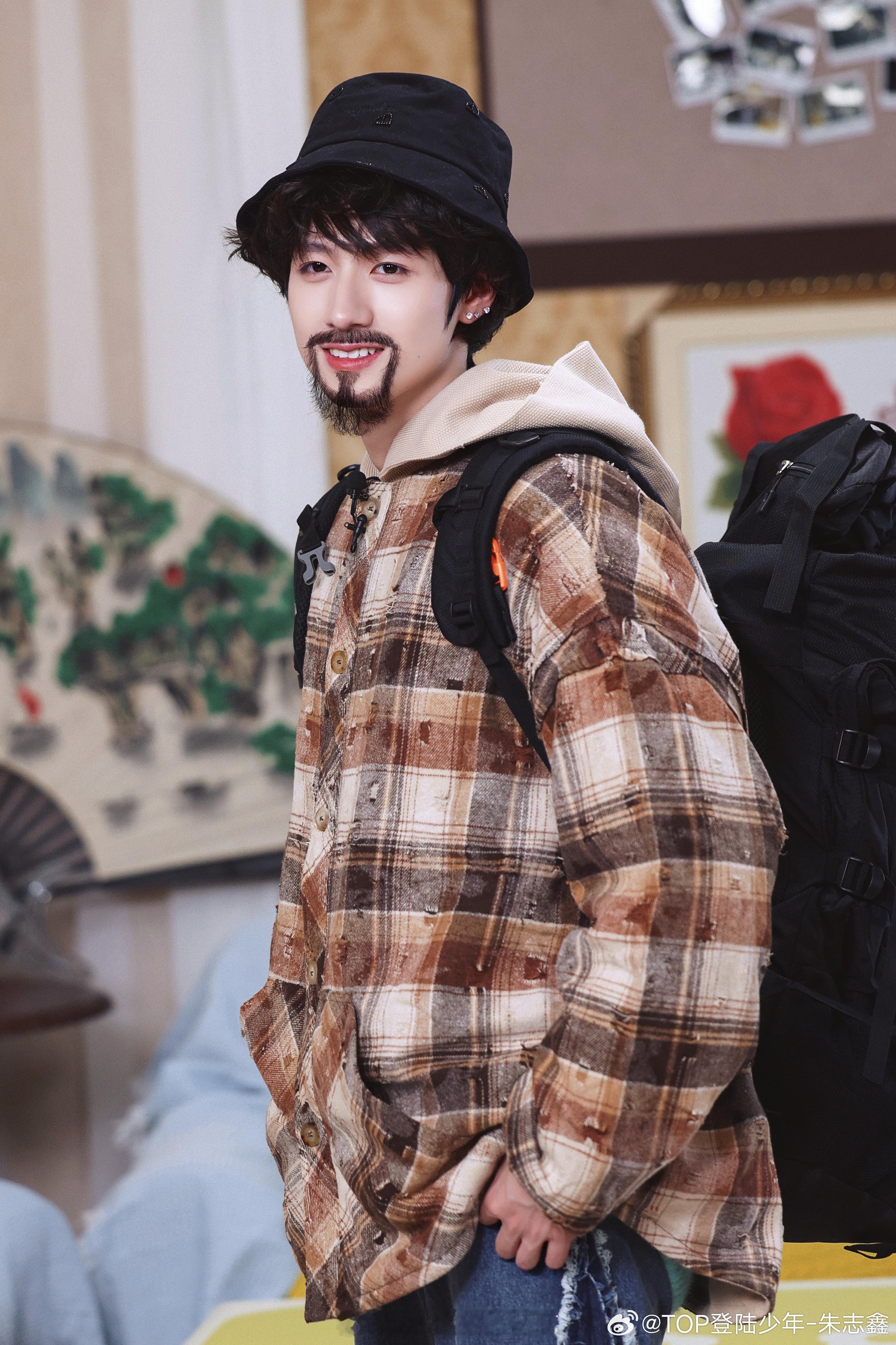 #朱志鑫假胡子造型# 背包客造型🈶 ​​​