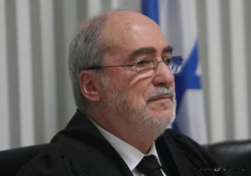 负责内塔尼亚胡第3000号案件（潜艇案，涉嫌受贿、欺诈和洗钱，不过目前比比本人摘