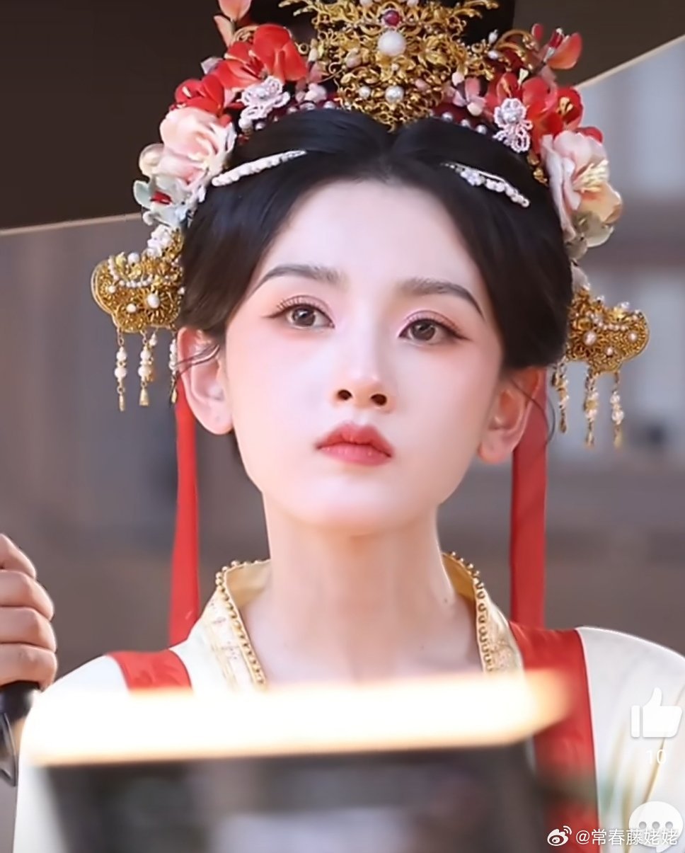 宋祖儿好像个精致的大头娃娃 