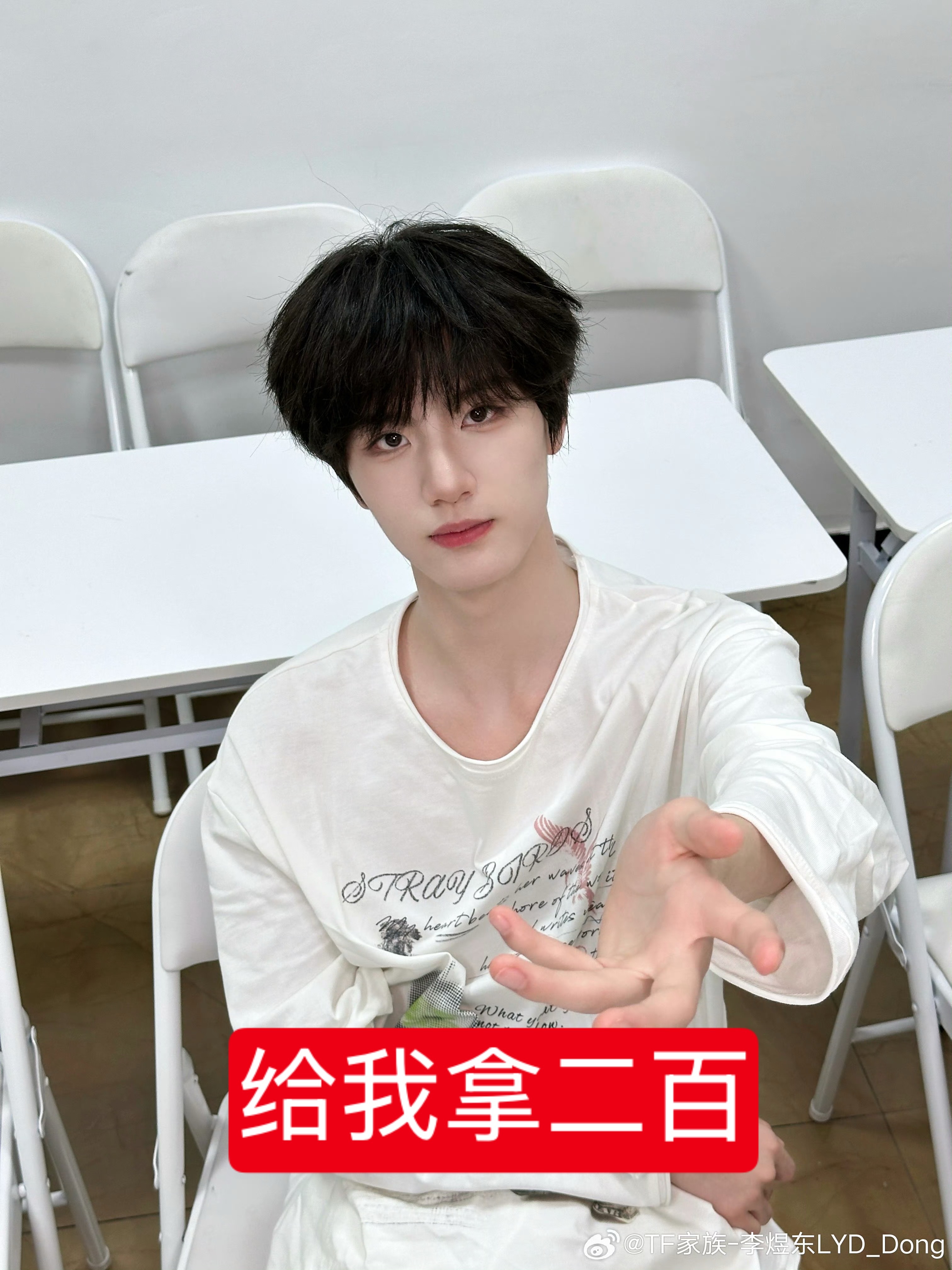 因为眼神太单纯了所以这个拍的一点都不像牵手像要钱 