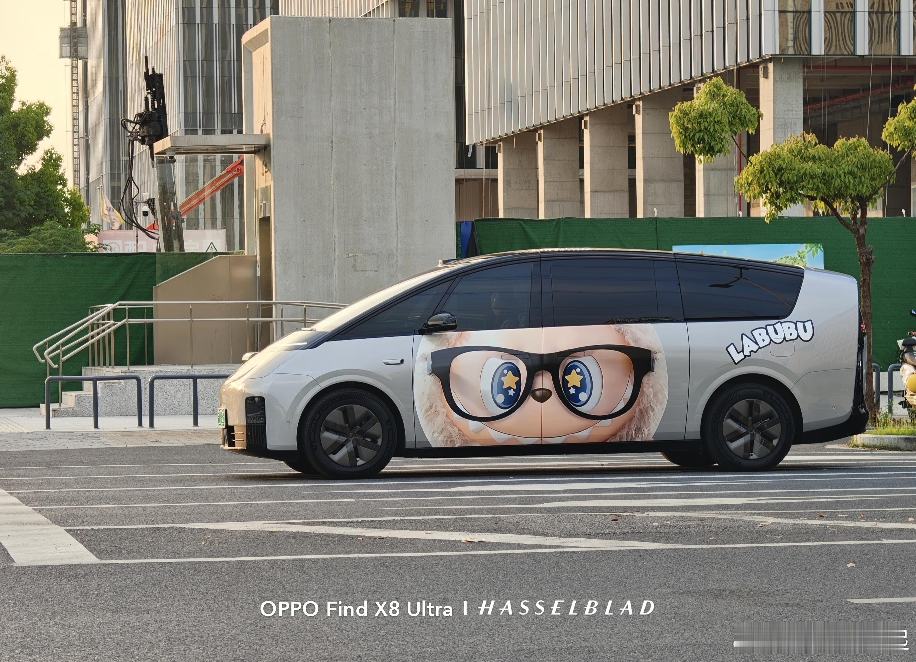 这辆涂装LABUBU的理想MEGA还挺帅的啊，简单又主题突出，而且发现MEGA车