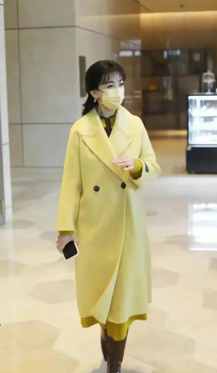 我发现
赵雅芝这次终于穿对了
这才是70岁女人该有的样子

穿黄色大衣的赵雅芝
