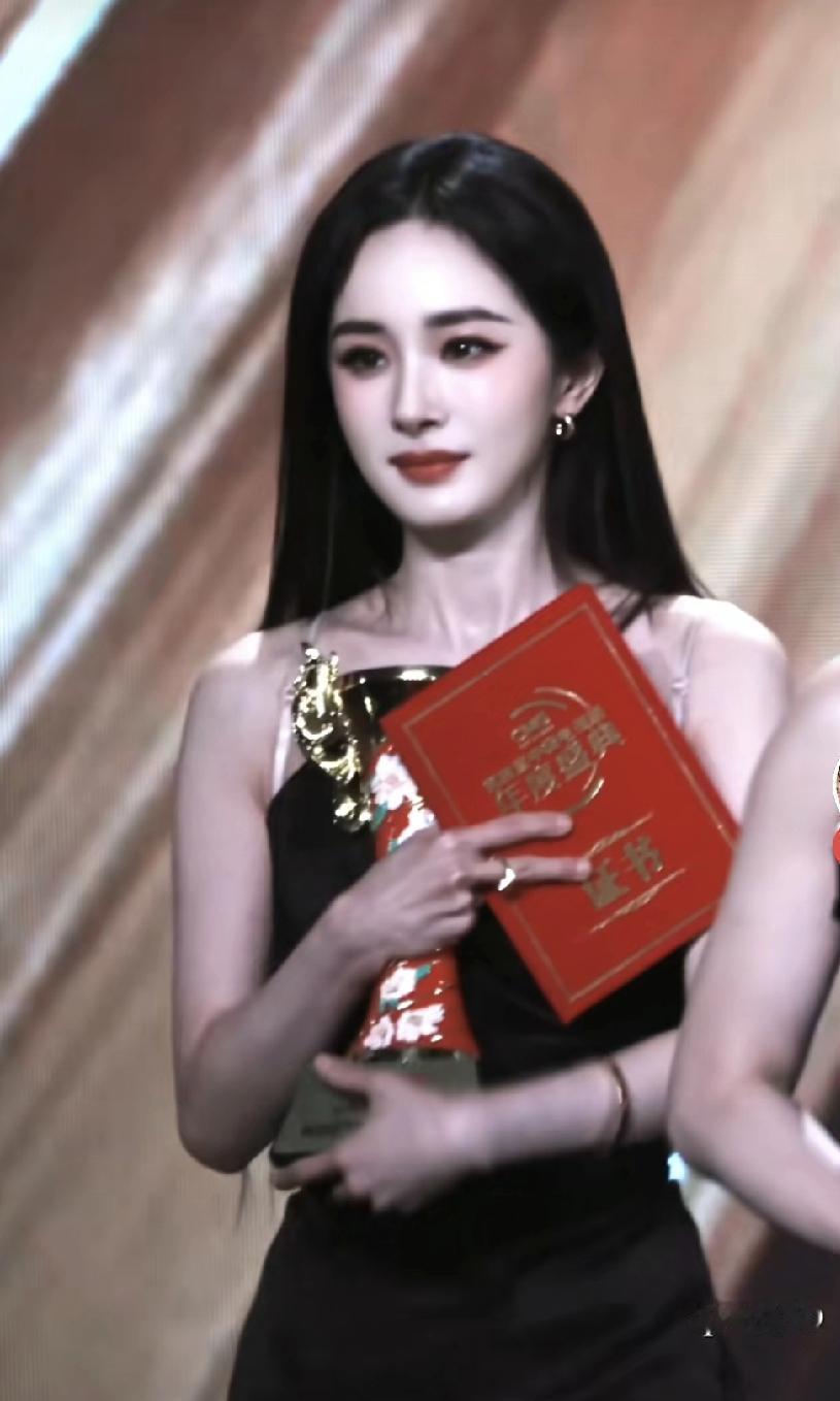 杨幂好美！从来不失去自己，活成了自己的一道光。
从来不抱怨前夫，不抱怨自己，看得