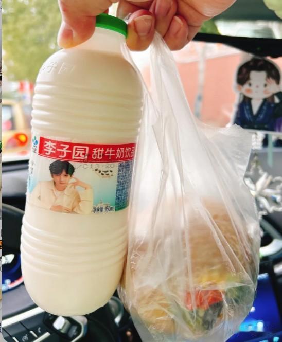 东鹏的作业，李子园抄错了，很多人讲东鹏的崛起，讲的是农村包围城市，讲的是避开红牛