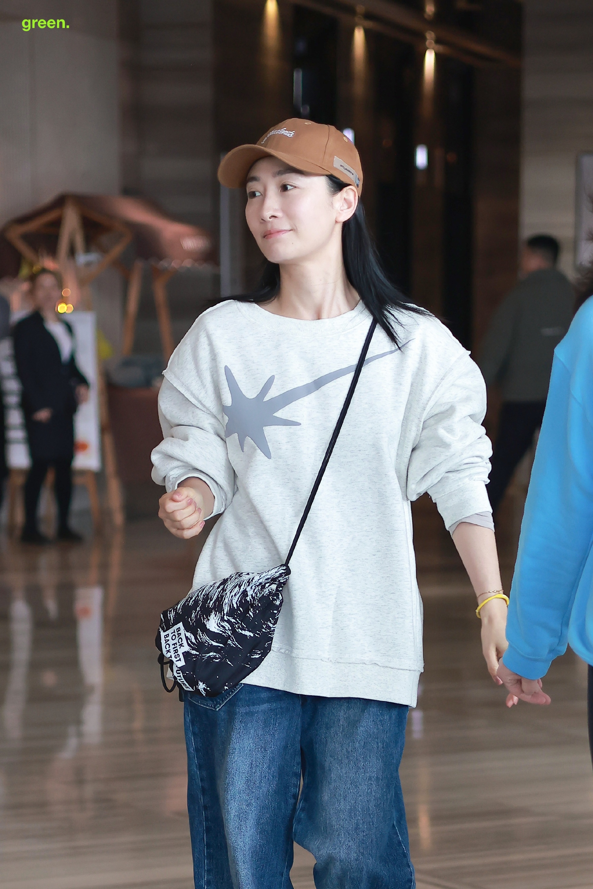 素颜安陵容 素颜安陵容上班了，清清爽爽 