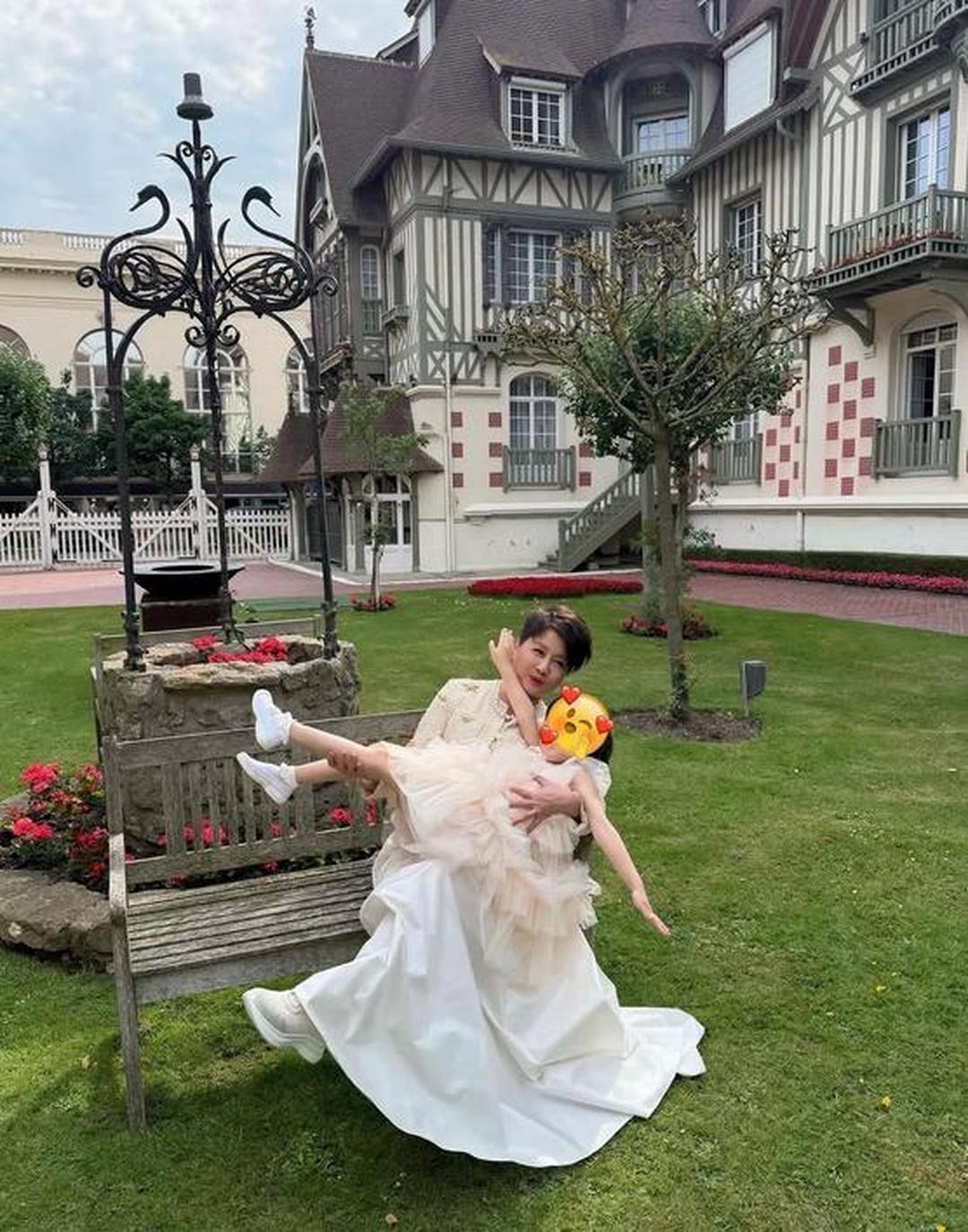 赌王四太梁安琪在儿子儿媳的婚礼现场中也拍了自己的个人照片以及她和孙子的合照，照片