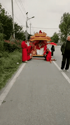 没看明白这是怎么回事，感觉像是结婚时的画面，这应该是接送新娘时所用的轿子，可能这