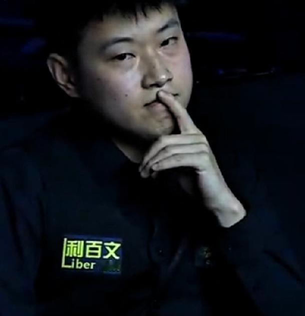 赵心童斯诺克武汉公开赛1/8决赛第5局神奇的高光时刻：
1、霍金斯62分领先，超