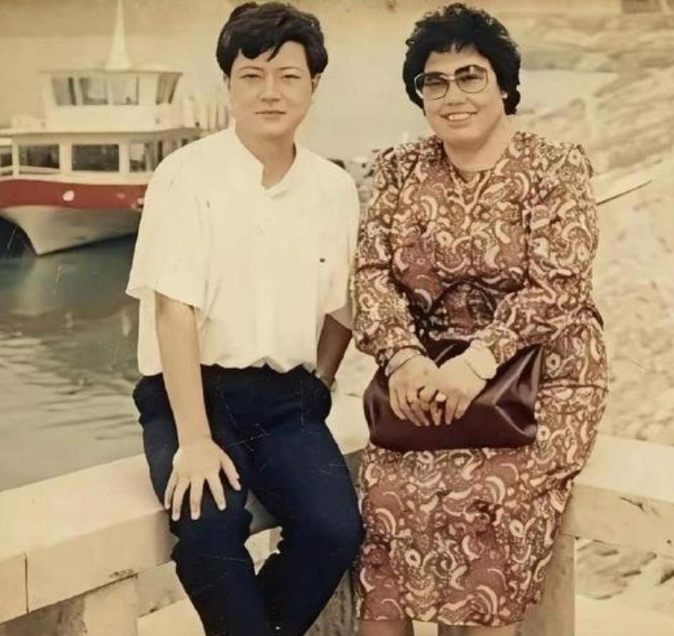 1959年，18岁陈丽华与北京电信系统某高管结婚，生了1子2女后，俩人和平分手，